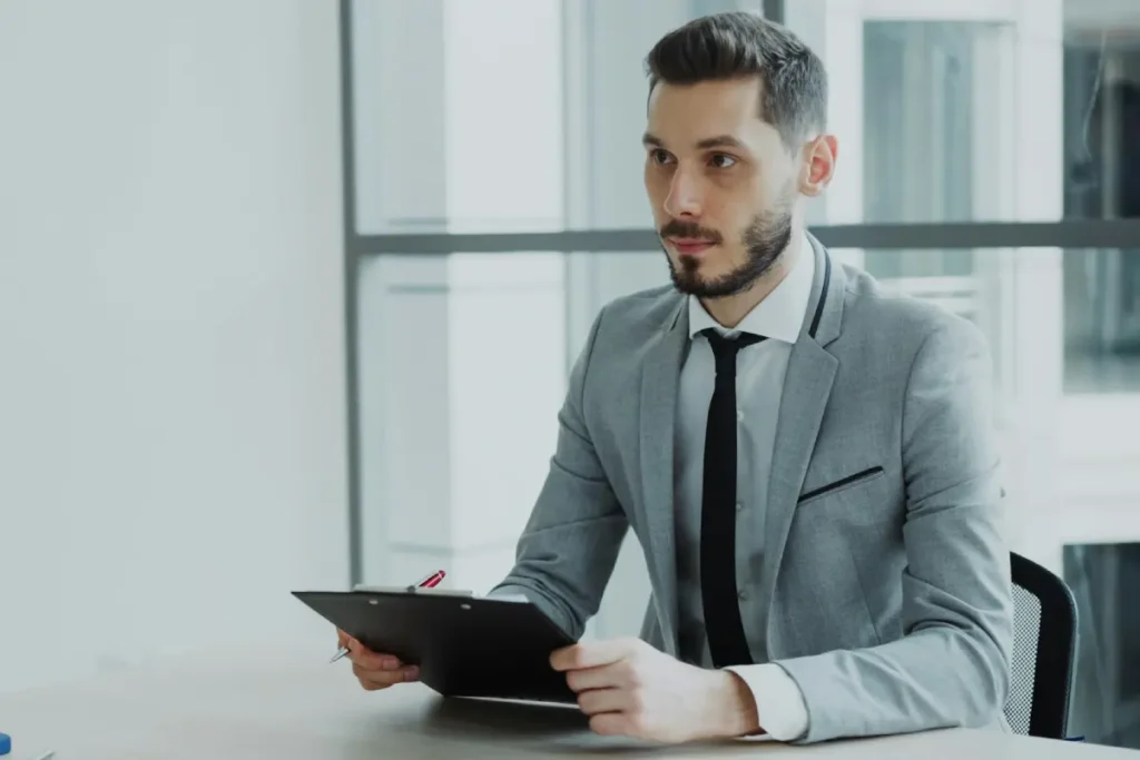 Quel parcours ou quelle formation pour devenir conseiller France Travail