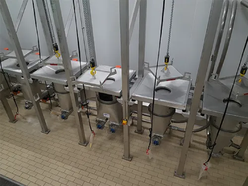 Plusieurs postes de videuses de bigbag fabriquées par Croix SA